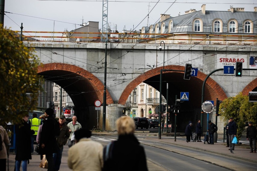 Kraków. Apelują o umożliwienie miastu wykupu terenów pod estakadami kolejowymi na Grzegórzkach