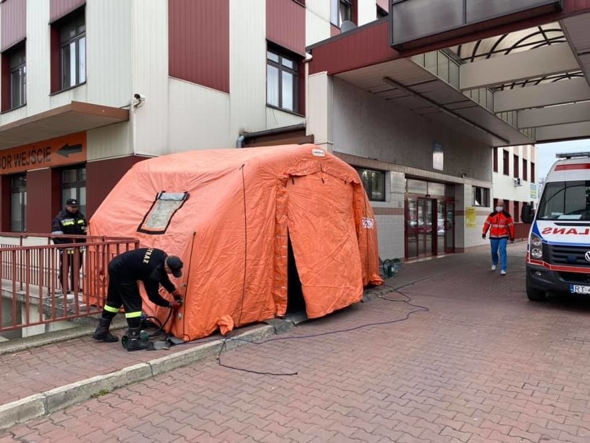 Przed szpitalem w Tarnobrzegu stanął namiot. To miejsce wstępnego badania w przypadku podejrzenia zakażenia koronawirusem