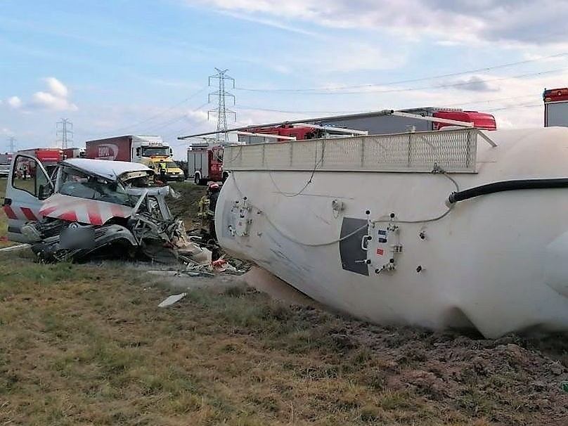 Wypadek na autostradzie A4 pod Brzegiem. Tir roztrzaskał pojazd służby drogowej i wpadł do rowu [ZDJĘCIA]