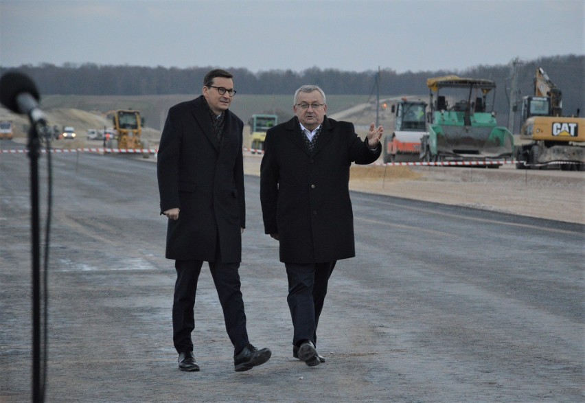 Premier Mateusz Morawiecki na placu budowy drogi ekspresowej S7 i strefy gospodarczej w Książu Wielkim