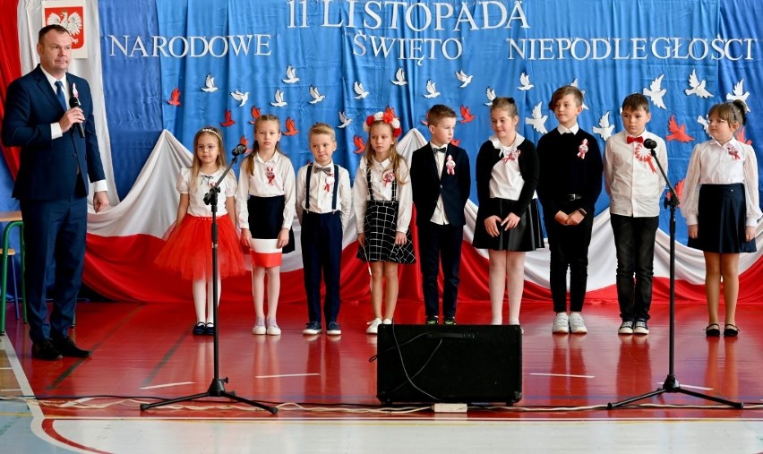 Koncert Pieśni Patriotycznych w Zespole Szkolno-Przedszkolnym w Daleszycach. Było bardzo uroczyście. Zobaczcie zdjęcia