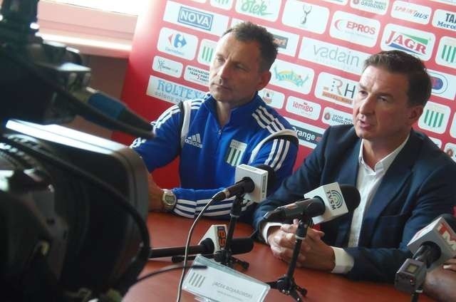 Jacek Bojarowski (z prawej), prezes Olimpii, zapowiada, że zmienia się w klubie system premiowania i piłkarze będą mieli mniejsze pensje, za to możliwość większych premii za dobre wyniki. Z lewej powracający na ławkę trenerską Olimpii Tomasz Asensky