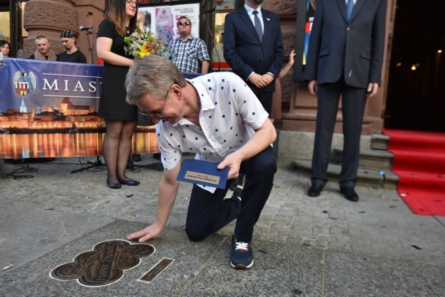 Piernikowa Aleja Gwiazd stała się bogatsza.Od dziś w gronie gwiazd wśród Piernikowej Alei Gwiazd znajdują się aktorka Olga Bołądź i twórca Cameraimaege Festival Marek Żydowicz.