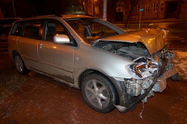 Kierujący samochodem osobowym Audi zatrzymał się przed przejściem dla pieszych. W tym czasie w tył samochodu uderzyła Toyota Corolla. Kierujący obydwu samochodów byli trzeźwi. Zniszczoną z przodu Toyotę odholowała pomoc drogowa.