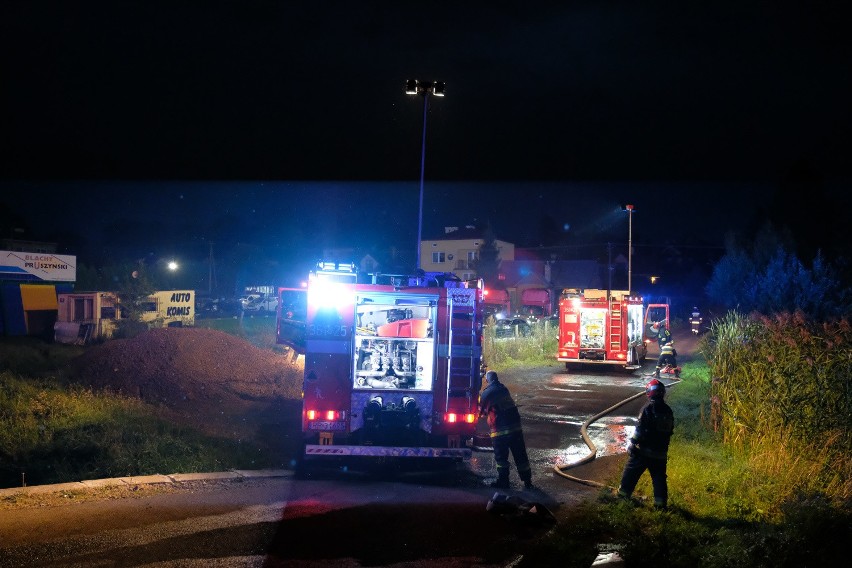 Pożar w komisie samochodowym w Ostrowie pod Przemyślem...