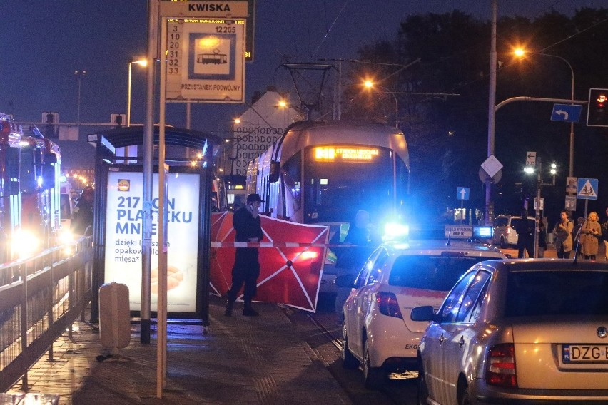 Śmiertelny wypadek na Legnickiej. Mężczyzna wpadł pod tramwaj (ZDJĘCIA)