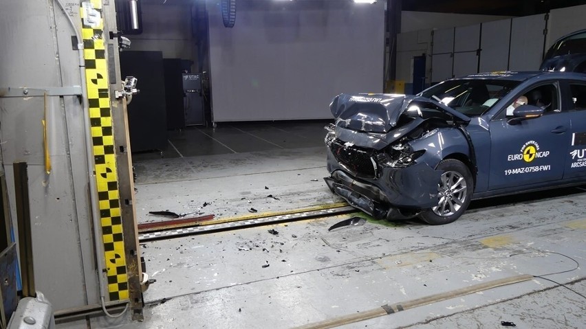 Testy „Crash Test”, w których rozbijane są samochody, pękają...