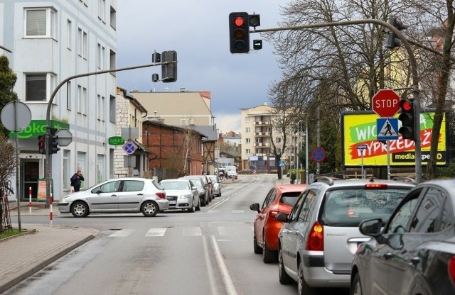 2 lata i 2 miesiące więzienia - to ostateczny wyrok dla Barbary G. z ulicy Podgórnej w Toruniu, która kuchennym nożem zaatakowała własnego syna. Losy kobiety długo się ważyły. Prawomocne rozstrzygnięcie zapadło niedawno w Sądzie Apelacyjnym w Gdańsku.