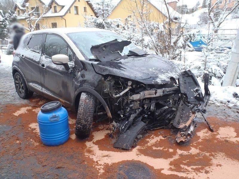 Łazy Biegonickie. Czołowe zderzenie aut. Ofiara wypadku w szpitalu [ZDJĘCIA]