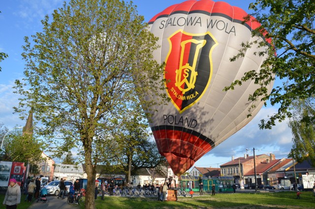 Balon miejski z herbem Stalowej Woli postawiony został w rozwadowskim rynku, ale z powodu silnego wiatru był problem z utrzymaniem go w pionie.