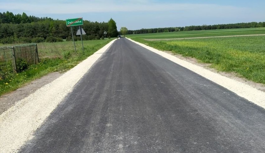 Ponad 1,6 kilometra drogi powiatowej w Dąbrówce w gminie Moskorzew po remoncie. Wreszcie można tu normalnie jeździć (ZDJĘCIA)