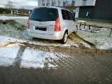 Pijany 31-latek porzucił auto na trawniku przed komendą policji w Lesku. Uciekł do pobliskiego sklepu [ZDJĘCIA]