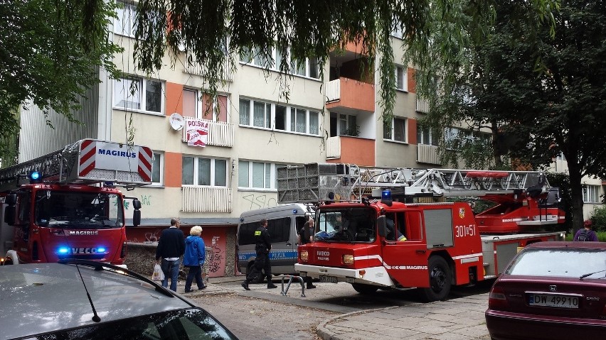Wrocław: Policja i straż pod wieżowcem na Litomskiej. To z powodu awantury (FOTO)