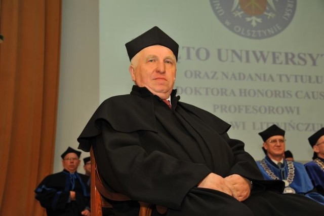 Prof. Zygmunt Litwińczuk podczas uroczystości z okazji nadania tytułu doktora honoris causa Uniwersytetu Warmińsko-Mazurskiego w Olsztynie