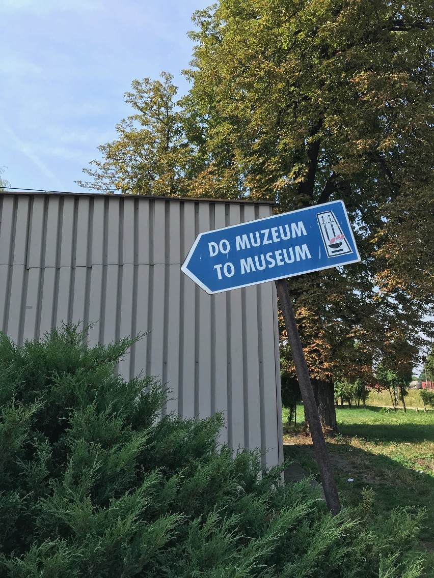 Znaki mające ułatwić turystom dojście do muzeum chylą się ku...