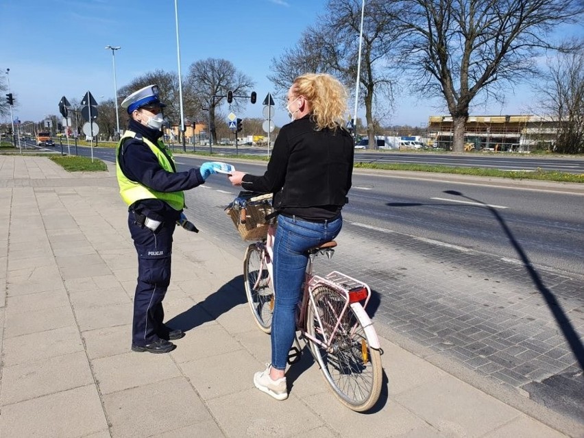 Policjanci rozdają maseczki. Ale będą i mandaty...