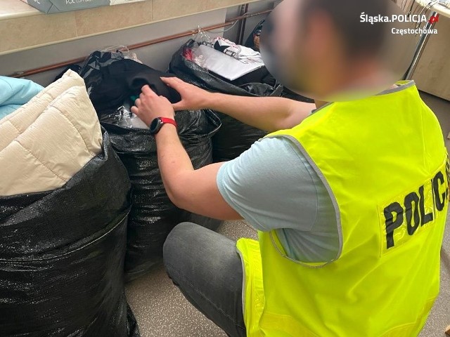 Policjanci z Częstochowy zabezpieczyli 2,2 tysiąca sztuk podrabianej odzieży. Zobacz kolejne zdjęcia. Przesuwaj zdjęcia w prawo - naciśnij strzałkę lub przycisk NASTĘPNE