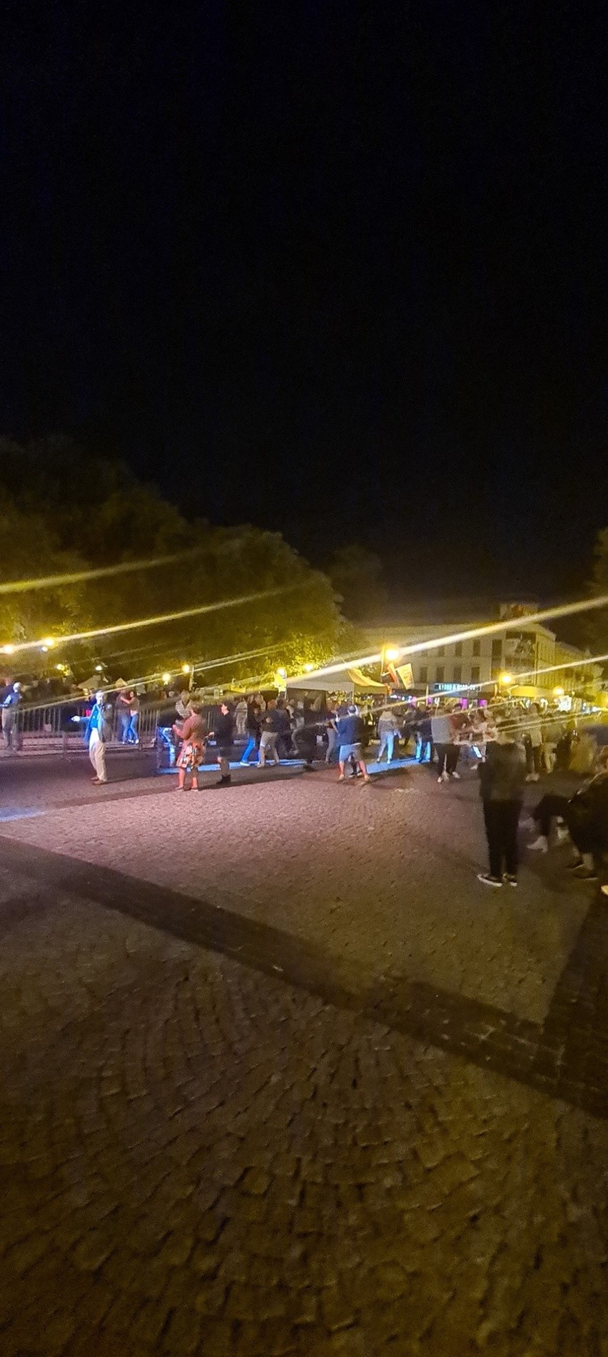 Święto Chleba w Radomiu. Uczestnicy bawii się przy muzyce na Placu Corazziego. Były tańce i dużo radości