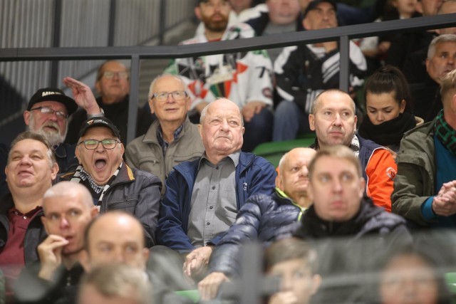 Kibice GKS szczęśliwi opuszczali Stadion Zimowy, bo tyszanie wygrali z Zagłębiem  Zobacz kolejne zdjęcia. Przesuwaj zdjęcia w prawo - naciśnij strzałkę lub przycisk NASTĘPNE