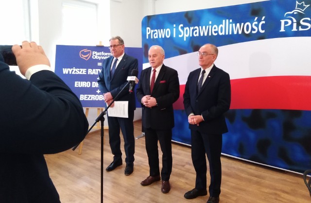 Podkarpaccy posłowie PiS (od lewej Tadeusz Chrzan, Andrzej Szlachta i Adam Śnieżek) podczas konferencji prasowej w Rzeszowie "Platforma = Wyższe raty kredytów, Euro drożyzna, Bezrobocie".