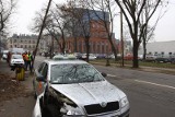 Taksówka uderzyła w słup trakcji tramwajowej na ul. Dąbrowskiego. Ruch tramwajów wstrzymany [FILM]