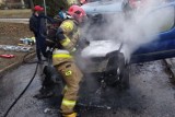 Przy ul. Wokulskiego w Lublinie spłonął samochód. Straty oszacowano na 10 tys. zł. Zobacz zdjęcia z akcji gaśniczej