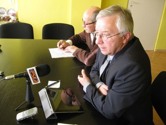 Poseł Krzysztof Lipiec, pytany przez dziennikarzy, przyznał, że Karta Nauczyciela wymaga nowelizacji. Obok Janusz Skibiński.