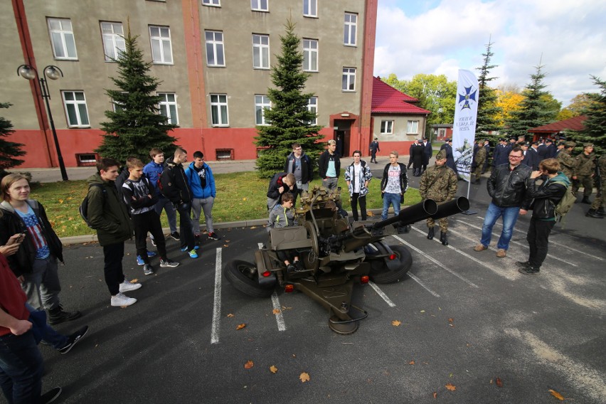 Bytomskie koszary wojskowe otwarte. 34. Śląski Dywizjon...