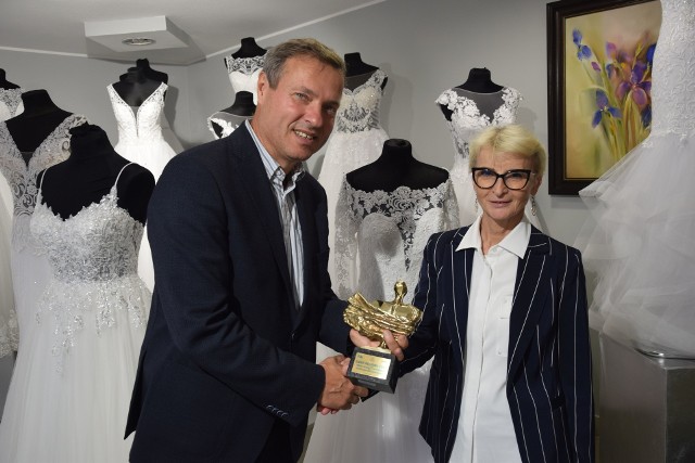 Jadwiga Jach, współwłaścicielka firmy Impressja Briliant Bride, otrzymała statuetkę oraz dyplom Lidera Regionu w kategorii "Moda Ślubna i Komunijna". Nagrodę wręczył jej Sławomir Baćkowski, dyrektor radomskiego oddziału "Echa Dnia".