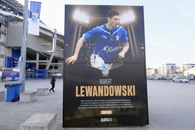 Przygotowania do jubileuszowego meczu na 100-lecie Lecha Poznań cały czas trwają, ale większość jest już gotowa. Stadion i okolice już są przystrojone w barwach Kolejorza, a wokół stadionu widać już byłych piłkarzy Lecha, którzy zostali wybrani przez kibiców poznańskiego klubu w plebiscycie organizowanym przez klub wraz z Głosem Wielkopolskim, czyli "Złotą Jedenastkę Lecha Poznań". Ostateczne jej kształt poznamy w sobotę w przerwie meczu z Jagiellonią, ale już teraz Kolejorz odsłonił karty. Także na pojazdach komunikacji miejskiej widać flagi Lecha Poznań. Zobaczcie zdjęcia, jak okolice stadionu przy Bułgarskiej są przygotowane na ten historyczny mecz ---->"Lewy" złożył życzenia Lechowi Poznań!Jakie atrakcje czekają na kibiców przy Bułgarskiej?Jak Kolejorz radził sobie w meczach przy pełnych trybunach?Jagiellonia to dla Lecha wyjątkowo niewygodny ryrwal