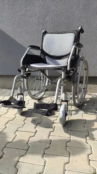 Wózek inwalidzki dla osoby niepełnosprawnej...
