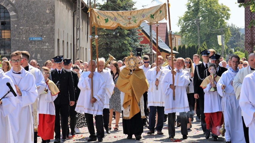 Setki parafian wzięły udział w procesji Bożego Ciała w...