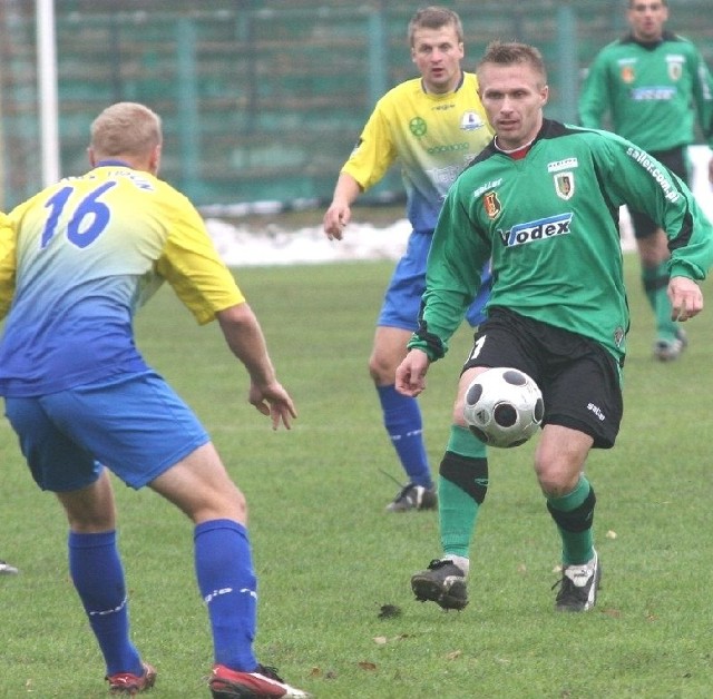 Były piłkarz Stali Stalowa Wola, Krzysztof Trela (z piłką) odchodzi z Olimpii Elbląg, bo nie mógł się dogadać z trenerem Tomaszem Arteniukiem.