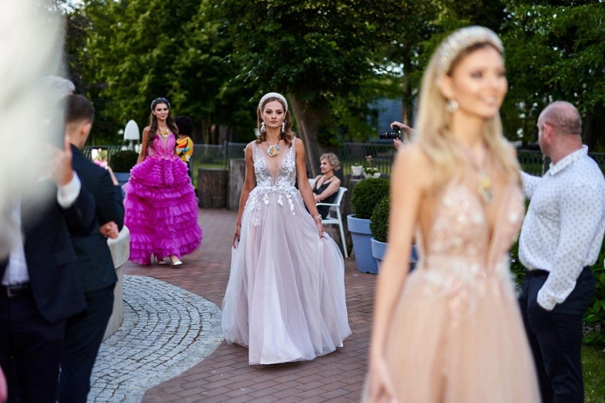 Nowa kolekcja radomskiej projektantki Diany Walkiewicz na pokazie mody w Gdyni. Bajkowa bursztynowa suknia zrobiła wrażenie. Zobacz zdjęcia 