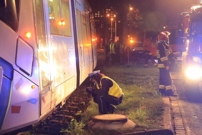 Tramwaj przejechał człowieka. Ten leżał przy torach w Parku Szczytnickim