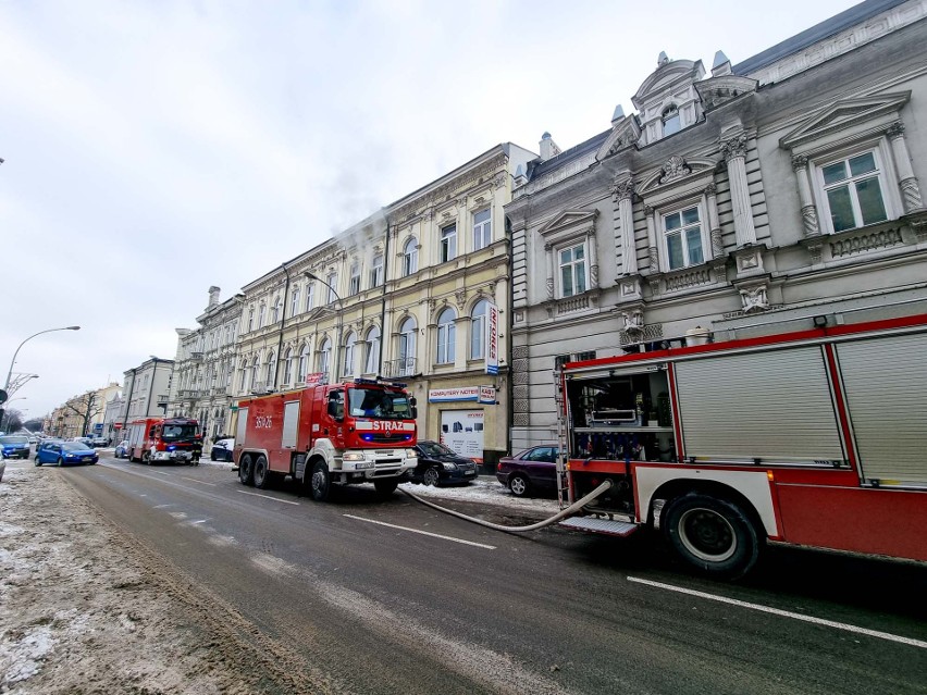 Pożar w Przemyślu. Ogień pojawił się w pomieszczeniach biurowych w kamienicy przy ul. Mickiewicza [ZDJĘCIA, WIDEO]