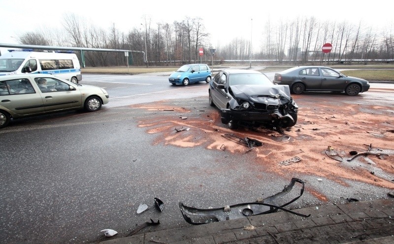 Groźny wypadek na Włókniarzy: czarne bmw uderzyło w volkswagena! Kierowca uwięziony [zdjęcia]