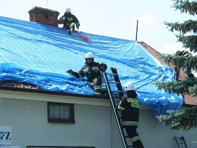 W Kopkach strażacy zabezpieczali dach budynku ośrodka zdrowia.