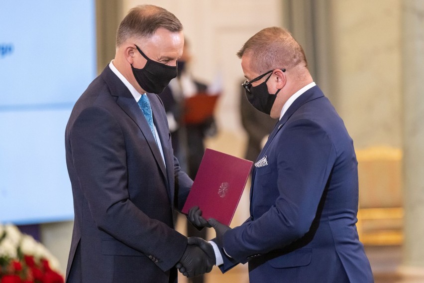 Paweł Dziewit (z prawej) nominowany przez prezydenta...