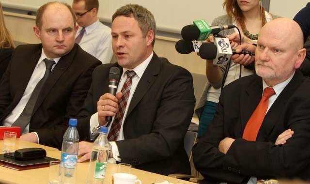 Od lewej: marszałek Piotr Całbecki, prezydenci Bydgoszczy Rafał Bruski i Torunia Michał Zaleski
