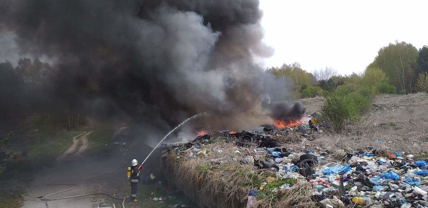 Słup czarnego dymu wzbił się w środowe przedpołudnie w niebo...