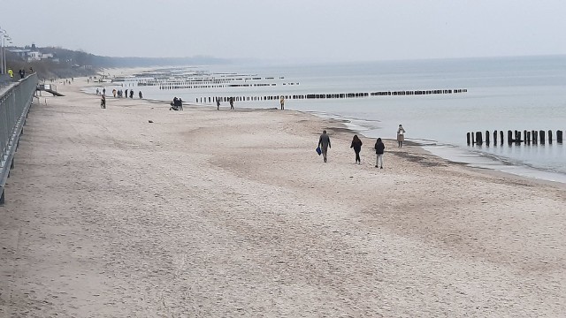 Tak w niedzielne południe wyglądała plaża w Mielnie.