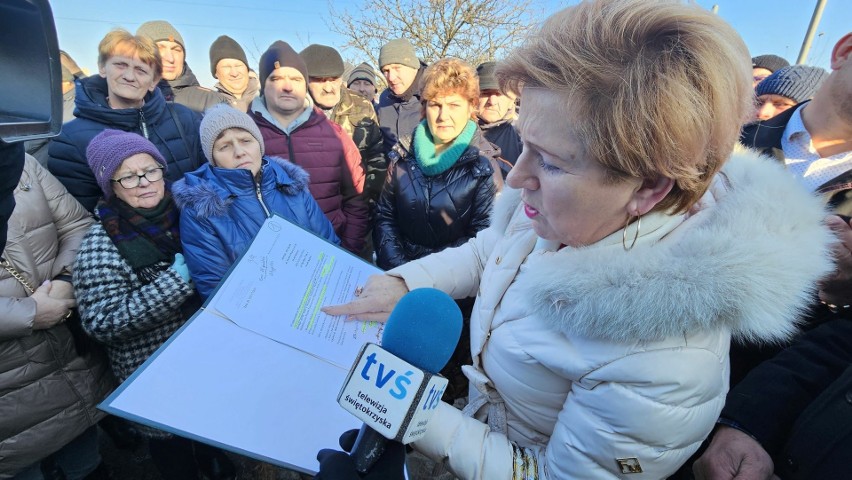 Protest mieszkańców Wiernej Rzeki i okolic! Nie chcą dopuścić do zamknięcia mostu. Jest reakcja Zarządu Powiatu Kieleckiego