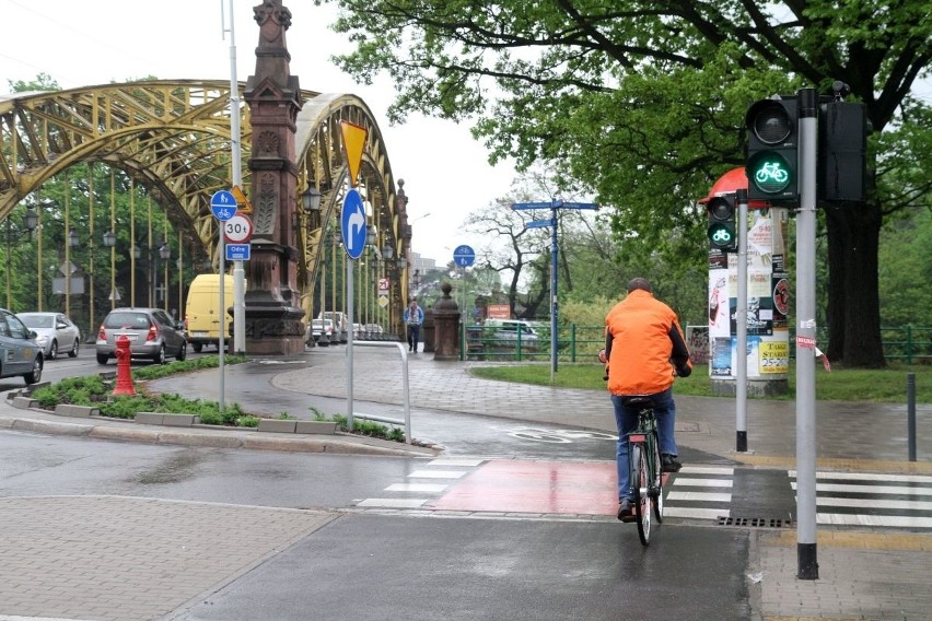 Wypadek przy moście Zwierzynieckim. Samochód potrącił rowerzystę (ZDJĘCIA)