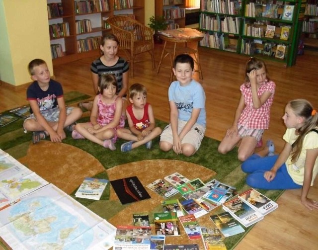 W trakcie spotkań w bibliotece najmłodsi czytelnicy odbywali podróże małe i duże po atlasach, albumach, książkach o tematyce podróżniczej i geograficznej i przewodnikach.