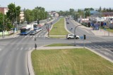 Kraków. Stawiają na asfalt na chodniku i ścieżce rowerowej wzdłuż ul. Klimeckiego