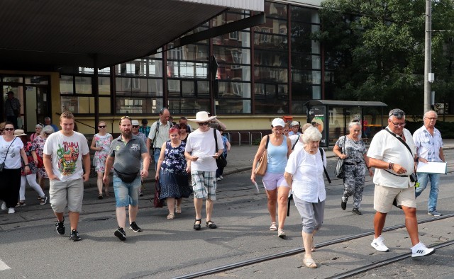 Spacer szlakiem dawnych hoteli.  Od Dworcowego do Królewskiego Dworu. Oprowadzał przewodnik PTTK: Piotr Łukiewski.