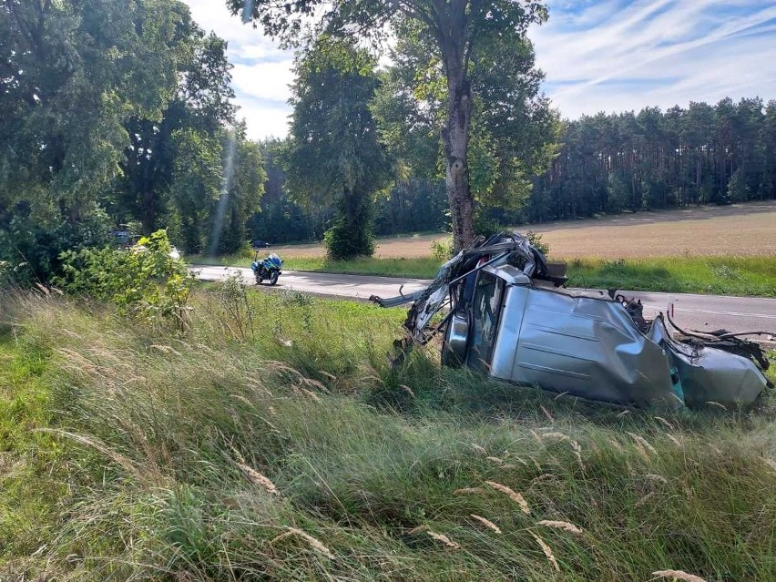 Tragiczny wypadek na trasie Barkowo - Bińcze. 62-letni mężczyzna zginął po uderzeniu w drzewo. Droga zablokowana!