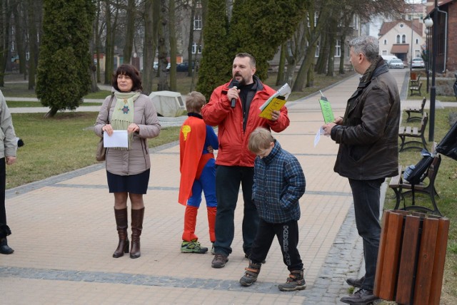 Radni opozycji po uchwaleniu regulaminu w marcu urządzili w parku happening i próbowali badać spacerowiczów przy użyciu tekturowego alkomatu