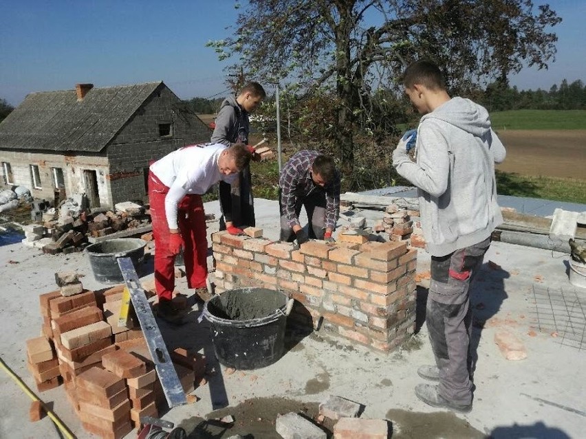 Uczniowie „budowlanki” ruszyli z pomocą poszkodowanym. W...